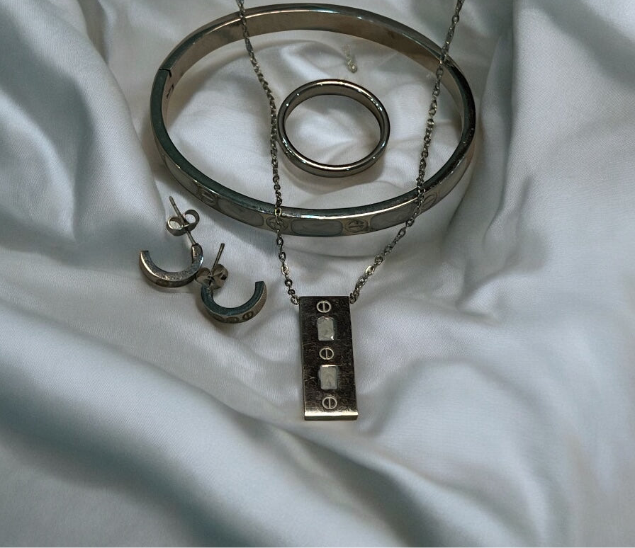 Bracelet, Stud Earrings, ringPendant